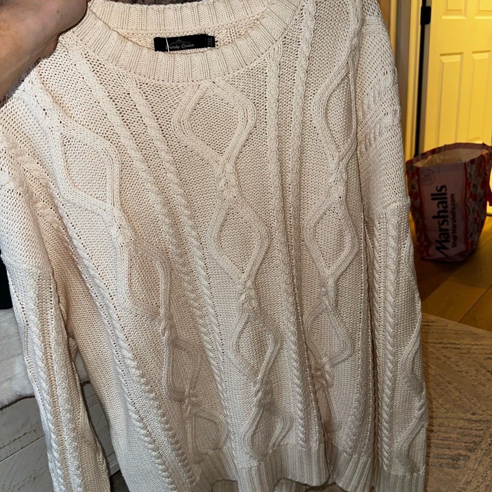 Elegant Cable Knit Sweater in Cream